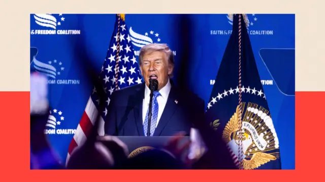 Donald Trump amerikai elnök kék háttér és zászlók előtt áll.